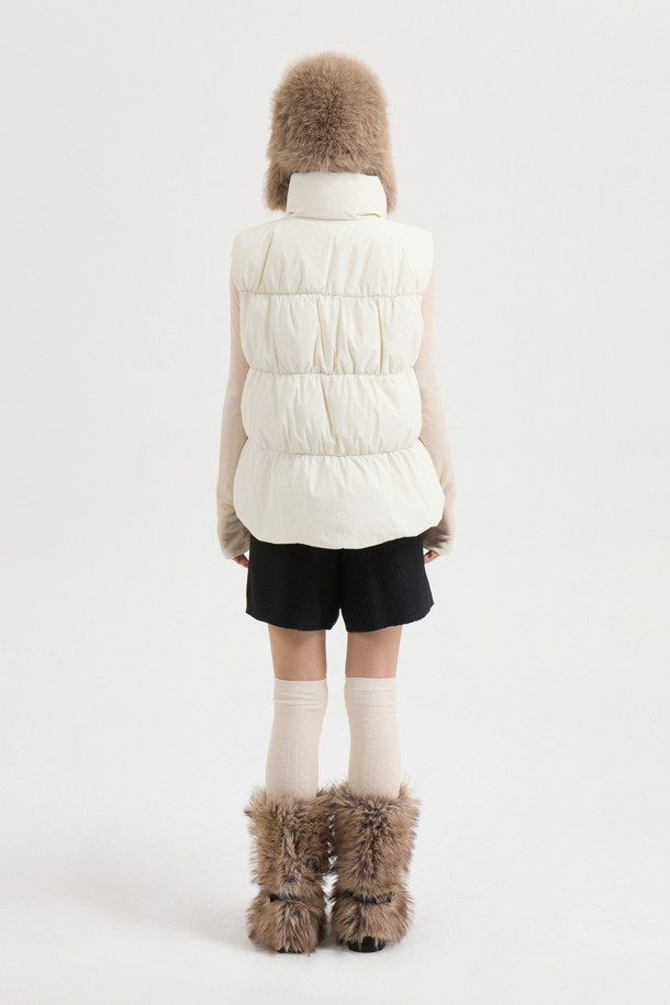 리본 디테일이 돋보이는 [Re-Order] 리본 다운 베스트는 페미닌한 무드를 연출합니다. 부드러운 유연함을 자랑하는 나일론, 스판덱스 혼방 소재로 제작되어 편안한 착용감을 선사합니다. 숏 기장과 투웨이 지퍼 여밈으로 세련된 실루엣을 강조하며, 셔링 디테일과 샤이니 안감이 고급스러움을 더합니다. 데이트룩, 모임룩 등 다양한 TPO에 활용 가능한 아이보리 컬러의 겨울철 필수 아이템입니다. 구스다운 충전재와 패딩 안감으로 보온성을 높였습니다.
