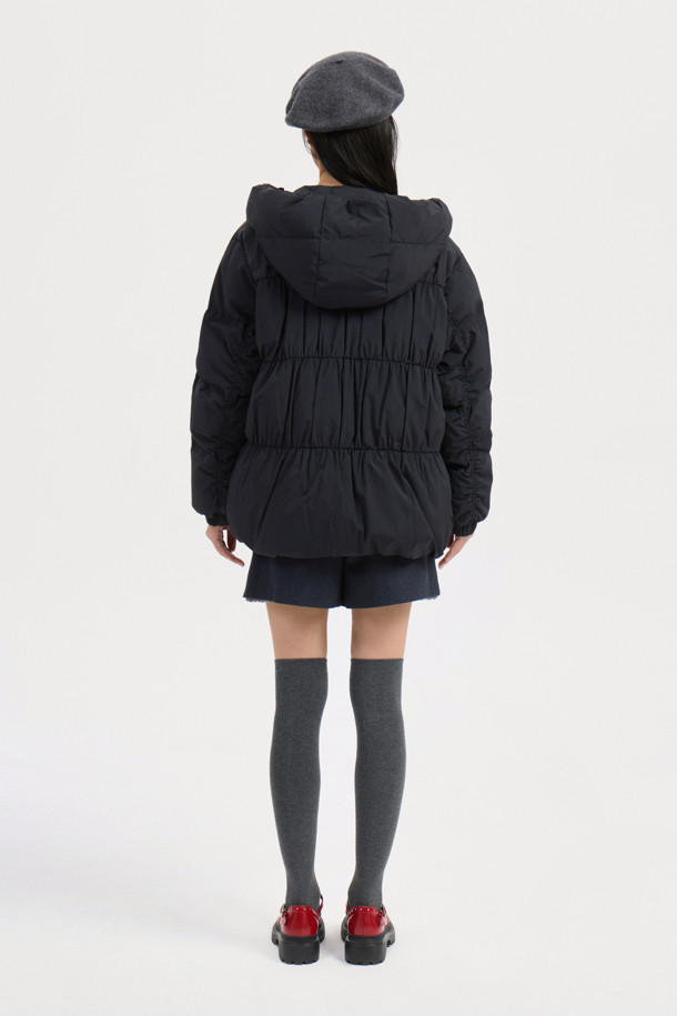 블랙 색상의 리본 후디 다운 점퍼는 페미닌하고 발랄한 무드를 연출합니다. 셔링 디테일과 프릴 단, 리본 장식이 여성스러운 포인트를 더하며, 볼륨감 있는 후드 디자인으로 사랑스러운 분위기를 선사합니다. 넉넉한 두께감과 유연한 촉감의 나일론, 스판 혼방 소재로 제작되어 편안한 착용감을 제공하며, 투웨이 지퍼와 긴 소매 기장으로 활동성을 높였습니다. 샤이니한 안감은 고급스러움을 더하며, 데이트룩, 모임룩, 클래식, 미니멀, 로맨틱 스타일을 즐겨 입는 여성분들께 추천합니다.
