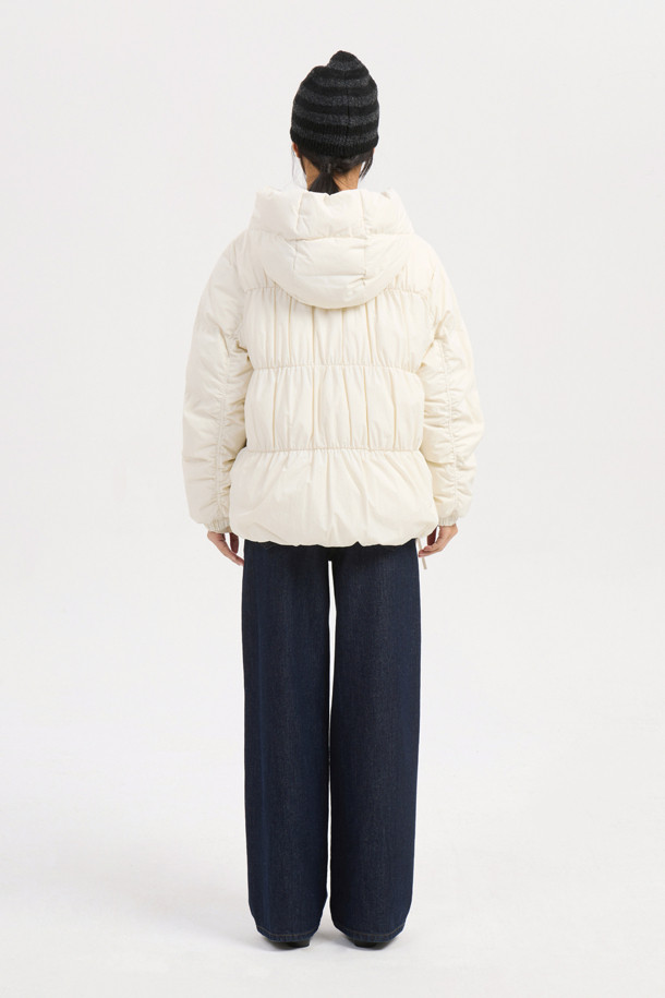 아이보리 컬러의 리본 후디 다운 점퍼는 페미닌하고 발랄한 무드를 연출합니다. 셔링, 프릴, 리본 디테일이 여성스러운 포인트를 더하며, 볼륨감 있는 후드와 샤이니한 안감으로 고급스러움을 더했습니다. 부드러운 촉감의 나일론, 스판 혼방 소재와 두꺼운 두께감으로 따뜻함을 선사하며, 투웨이 지퍼와 루즈핏 디자인으로 편안한 착용감을 제공합니다. 데이트룩, 모임룩, 미니멀, 클래식 스타일을 즐겨 입는 여성분들께 겨울철 필수 아이템입니다.
