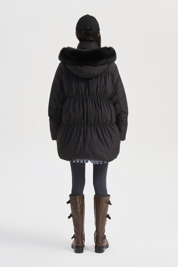 블랙 컬러의 폭스 퍼 트리밍 후드 다운 점퍼입니다. 여성스러운 페미닌 및 러블리 무드를 연출하며, 세미 A라인 핏으로 날씬한 실루엣을 선사합니다. 부드러운 구스다운 소재와 두꺼운 두께감으로 뛰어난 보온성을 제공하며, 탈부착 가능한 폭스 퍼 트리밍, 벨벳 리본 및 셔링 디테일이 고급스러움을 더합니다. 럭키 로고 패턴 안감과 긴 소매 기장, 집업 여밈 방식으로 편안한 착용감을 선사하며, 데이트룩, 모임룩, 연말 모임룩 등 다양한 TPO에 활용 가능합니다. 클래식, 로맨틱, 미니멀 스타일을 즐기는 여성분들께 추천합니다.
