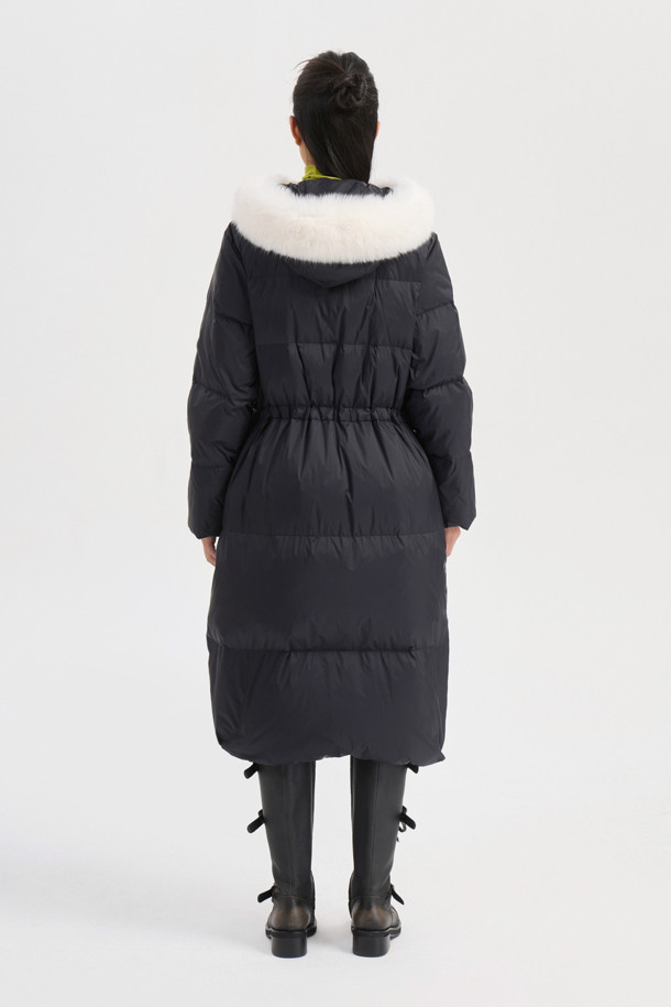 블랙 컬러의 폭스 퍼 후드 구스다운 코트입니다. 추운 겨울, 캐주얼하고 미니멀한 스타일을 연출하기 좋습니다. 탈부착 가능한 리얼 폭스퍼 후드로 고급스러움을 더했으며, 허리 라인과 밑단 스트링으로 핏을 조절할 수 있습니다. 겉감은 부드러운 나일론 소재이며, 안감은 럭키 로고 패턴으로 디자인되었습니다. 출근룩이나 여행룩에 활용하기 좋은, 보온성이 뛰어난 맥시 기장의 구스다운 코트입니다.
