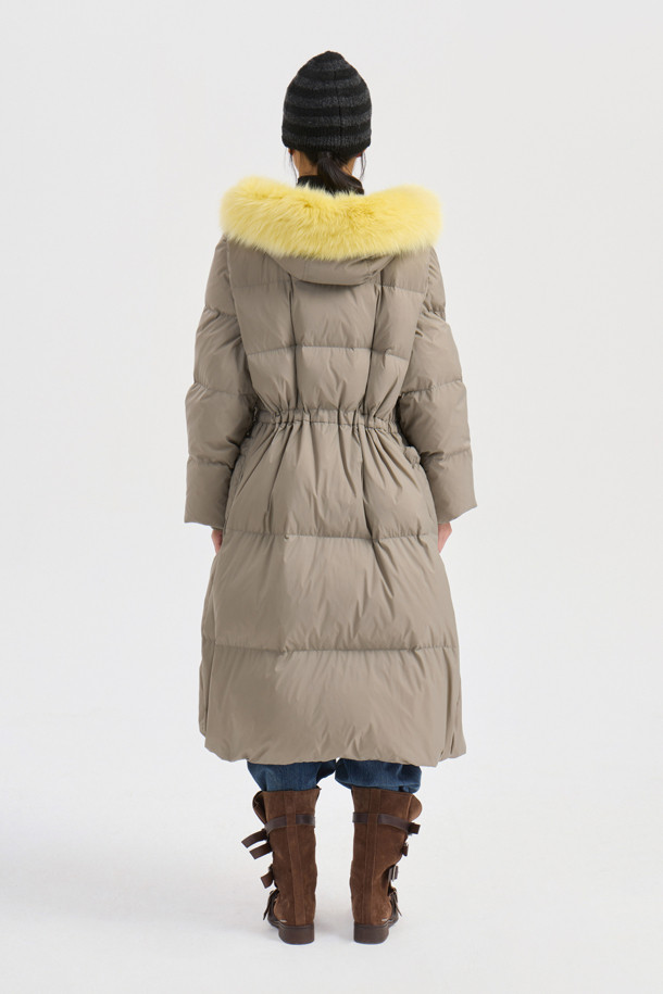 라이트 카키 색상의 폭스 퍼 후드 구스다운 코트는 겨울철 캐주얼 스타일을 완성하는 여성 아우터입니다. 탈부착 가능한 리얼 폭스퍼 후드가 고급스러운 분위기를 더하며, 허리와 밑단의 스트링 조절로 사이즈를 맞춤 조절할 수 있습니다. 겉감은 부드러운 촉감의 나일론 소재이며, 안감은 로고 패턴으로 포인트를 주었습니다. 맥시 기장의 두꺼운 구스다운 코트로 보온성을 높였으며, 지퍼와 스냅 여밈 방식으로 깔끔하게 착용 가능합니다. 여행룩, 캠핑룩 등 다양한 TPO에 미니멀, 클래식 스타일로 활용하기 좋습니다.
