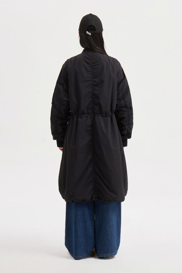 [Re-Order] [아뜰리에] 프릴 디테일 롱 패딩 점퍼는 여성 고객을 위한 겨울철 필수 아이템입니다. 페미닌한 무드를 더하는 프릴 디테일과 롱 기장, A라인 핏으로 세련된 실루엣을 연출합니다. 허리 및 밑단 스트링으로 사이즈 조절이 가능하며, 소매 포켓과 경량 소재로 실용성을 더했습니다. 부드러운 촉감의 폴리에스테르 소재로 제작되어 편안한 착용감을 선사하며, 데이트룩과 출근룩 등 다양한 TPO에 미니멀, 클래식, 로맨틱 스타일로 연출하기 좋습니다. 블랙 컬러의 무지 디자인으로 어떤 옷에도 쉽게 매치할 수 있습니다.
