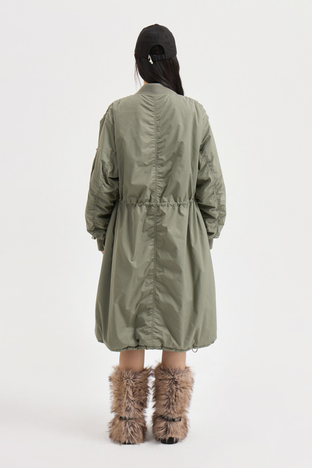 [Re-Order] [아뜰리에] 프릴 디테일 롱 패딩 점퍼는 여성 고객을 위한 겨울 시즌 필수 아이템입니다. 페미닌한 무드를 더하는 프릴 디테일과 롱 기장, A라인 핏으로 세련된 실루엣을 연출합니다. 카키 컬러의 무지 디자인에 지퍼 여밈 방식을 적용하여 편안하게 착용할 수 있으며, 허리 및 밑단 스트링으로 사이즈 조절이 용이합니다. 가볍고 따뜻한 폴리에스테르 소재에 로고 자수 디테일이 돋보이며, 데이트룩과 출근룩 등 다양한 TPO에 미니멀, 클래식, 로맨틱 스타일로 활용하기 좋습니다.
