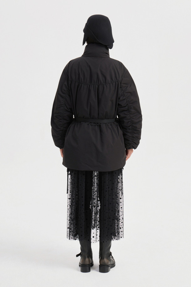 [Atelier] 옵션 벨트 다운 점퍼 (블랙)는 겨울철 여성의 우아함과 캐주얼함을 동시에 만족시키는 아우터입니다. 부드러운 나일론 소재와 두꺼운 두께감으로 따뜻함을 선사하며, 오버핏 디자인과 셔링, 패치워크, 러플 디테일이 페미닌한 무드를 더합니다. 옵션 벨트와 스트링 조절 기능으로 다양한 스타일 연출이 가능하며, 구스다운 충전재로 보온성을 극대화했습니다. 출근룩과 모임룩은 물론 미니멀, 클래식 스타일까지 소화 가능한 활용도 높은 벨티드 다운 점퍼입니다.
