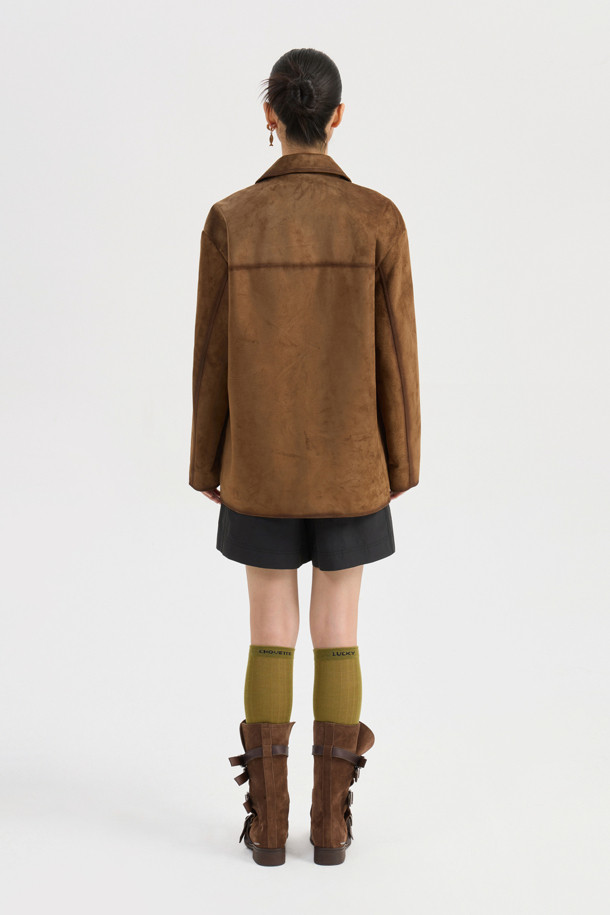 [Atelier] 리얼 스웨이드 레더 점퍼 (브라운)는 여성스러운 겨울 데일리룩, 모임룩, 데이트룩을 위한 완벽한 선택입니다. 부드러운 돈피 스웨이드 소재와 스탠다드핏으로 편안하면서도 클래식하고 캐주얼한 스타일을 연출합니다. 얇은 두께감과 드롭 숄더 디자인이 특징이며, ATELIER 로고 패턴 안감과 스티치 디테일이 고급스러움을 더합니다. 핸드 오일 브러쉬 포인트와 럭키슈에뜨 로고 와펜으로 포인트를 주어 미니멀하면서도 세련된 룩을 완성합니다. 힙 기장의 긴 소매 자켓으로 가을과 겨울, 당신의 스타일을 한층 끌어올려 보세요.
