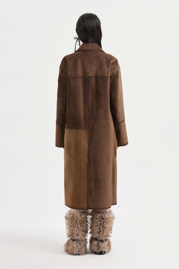 [Atelier] 리얼 스웨이드 롱 코트 (브라운)는 부드러운 촉감의 스웨이드 소재로 제작되어 가을과 겨울, 일상과 데일리룩에 모두 활용하기 좋은 여성 코트입니다. 클래식하고 유니크한 무드를 선사하며, 롱 기장의 H라인 핏으로 세련된 실루엣을 연출합니다. 싱글 버튼 여밈 방식과 두꺼운 두께감으로 따뜻함을 더하고, 오일 브릿지 워싱 처리와 가슴 포켓 레더 디테일, 로고 아플리케 자수, ATELIER 컬렉션 로고 패턴 안감 등 섬세한 디테일로 완성도를 높였습니다. 겨울철 데일리룩, 오피스룩, 모임룩 등 다양한 TPO에 맞춰 클래식, 미니멀, 시크 스타일을 연출해보세요.
