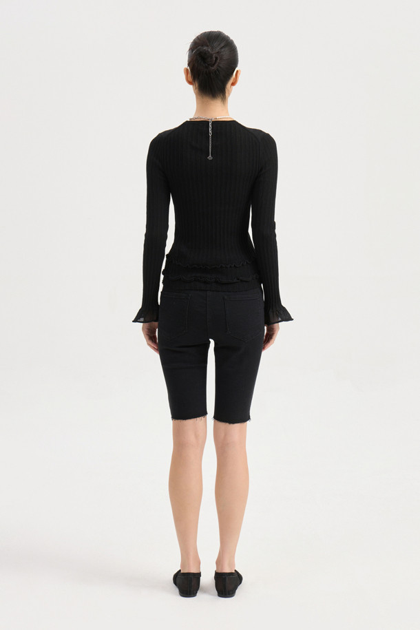 슬림 핏 립 니트 풀오버 (블랙)는 여성스러움을 강조하는 클래식하고 우아한 스타일의 니트입니다. 부드러운 울과 비스코스 혼방 소재로 제작되어 뛰어난 착용감을 선사하며 봄, 가을, 겨울에 활용하기 좋습니다. 라운드넥에 슬림핏으로 디자인되어 날씬한 실루엣을 연출하며, 소매 끝단 플레어 디자인과 배색 트리밍으로 포인트를 더했습니다. 일상, 데이트룩, 카페룩, 모임룩 등 다양한 TPO에 매치할 수 있으며, 이너 탑으로 활용하여 시크하고 미니멀한 스타일을 완성할 수 있습니다.
