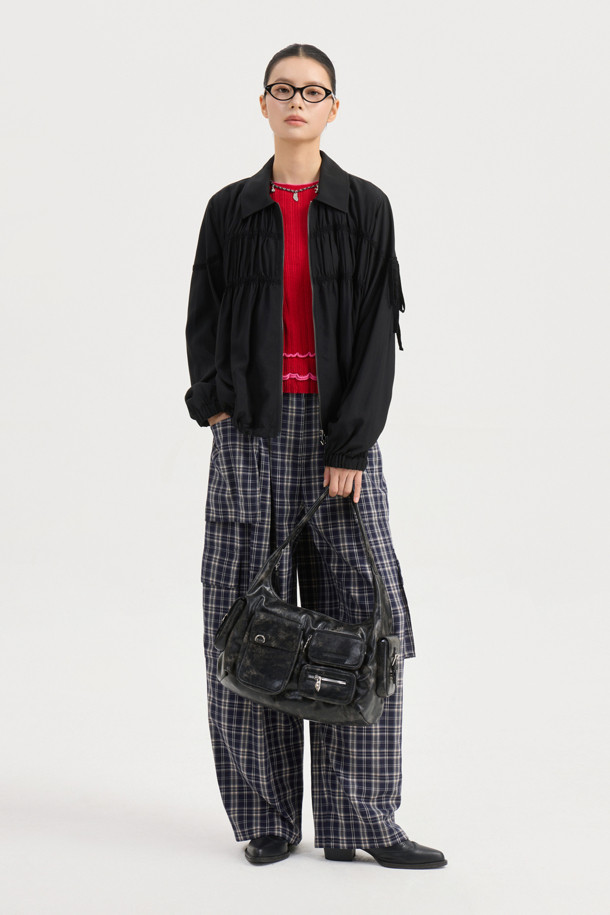 슬림핏 골지 니트 풀오버 (레드)는 가을과 겨울, 우아하고 클래식한 스타일을 연출하는 여성용 니트/스웨터입니다. 부드러운 울과 비스코스 혼방 소재로 제작되어 포근한 착용감을 선사하며, 슬림핏 라운드넥 디자인으로 세련된 실루엣을 강조합니다. 소매 끝단 플레어 디자인과 배색 트리밍 디테일이 돋보이며, 이너 탑과 함께 레이어드하여 다양한 스타일을 연출할 수 있습니다. 데이트룩, 카페룩, 겨울 데일리룩 등 다양한 TPO에 활용하기 좋으며, 미니멀하면서도 클래식한 무드를 완성해줍니다. 얇은 두께감으로 답답함 없이 편안하게 착용 가능합니다.
