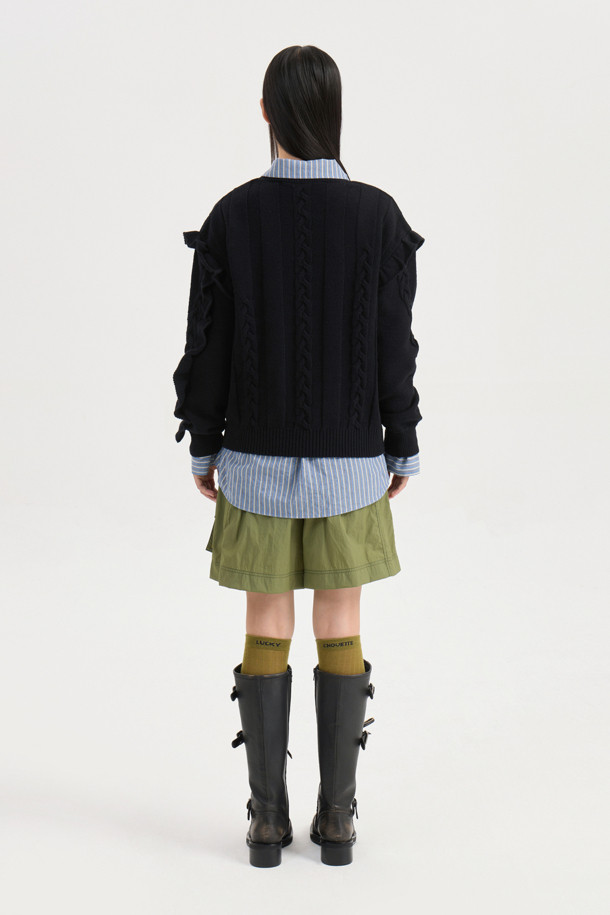 엔트리 케이블 니트 풀오버 (블랙)는 여성 의류로, 가을과 겨울에 따뜻하게 착용할 수 있는 상의입니다. 캐주얼하고 유니크한 스타일을 연출하며, 루즈핏의 라운드넥 디자인과 긴소매, 두꺼운 두께감으로 포근함을 더했습니다. 울 혼방 소재로 제작되어 부드러운 촉감을 느낄 수 있으며, 케이블 패턴과 프릴 디테일이 특징입니다. 겨울 데일리룩, 집콕룩, 동네 마실룩 등 다양한 TPO에 활용 가능하며, 니트 쇼츠와 함께 세트 착용하여 스타일리시하게 연출할 수 있습니다.
