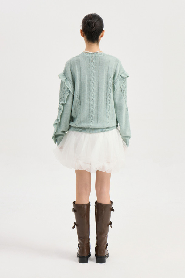 엔트리 케이블 니트 풀오버 (민트)는 부드러운 울 혼방 원사로 제작되어 포근한 착용감을 선사합니다. 라운드넥 디자인에 루즈핏으로 편안하게 착용 가능하며, 클래식하고 유니크한 분위기를 연출합니다. 케이블 패턴과 프릴 디테일이 돋보이며, 봄, 가을, 겨울 시즌에 활용하기 좋습니다. 데이트룩, 카페룩, 겨울 데일리룩 등 다양한 TPO에 어울리는 아이템으로, 니트 쇼츠와 세트 연출도 가능합니다. 미니멀, 클래식, 캐주얼 스타일을 즐겨 입는 여성분들께 추천합니다.
