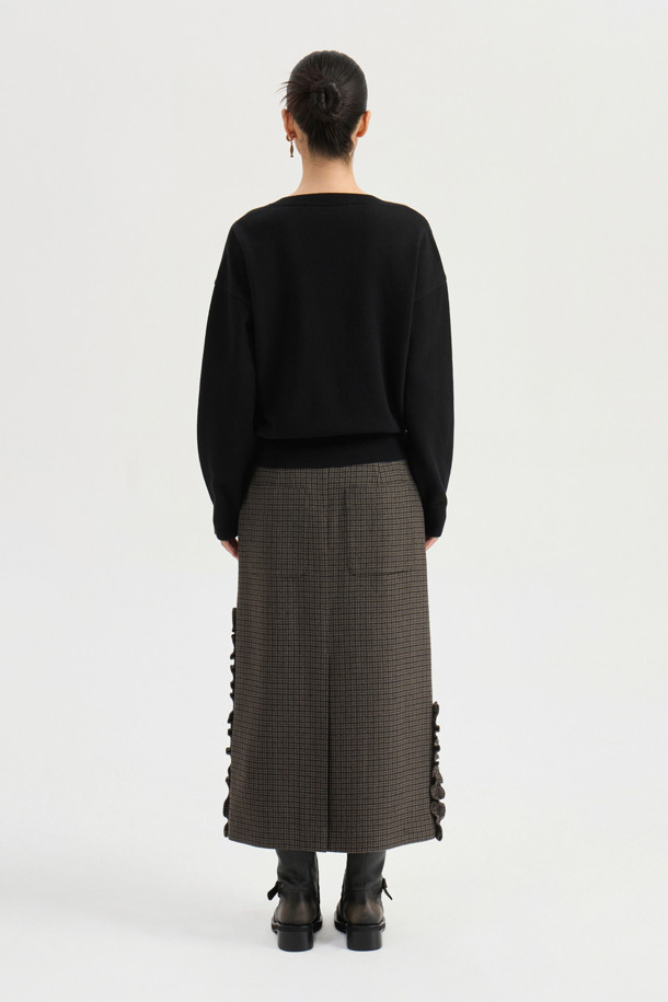 Ambo 리본 니트 풀오버 (블랙)는 여성용 상의로, 가을과 겨울에 따뜻하게 입을 수 있는 니트/스웨터입니다. 클래식과 캐주얼 스타일을 모두 소화하며, 넉넉한 오버핏과 V넥 디자인, 긴 소매가 특징입니다. 울과 면 혼방 소재로 제작되어 부드러운 촉감과 두꺼운 두께감으로 보온성을 높였습니다. 입체적인 니팅 리본 디테일이 돋보이며, 이너로 활용하거나 플레어 스커트와 함께 매치하여 데이트룩, 겨울 데일리룩, 모임룩 등 다양한 TPO에 맞춰 클래식, 캐주얼, 미니멀 스타일로 연출할 수 있습니다.
