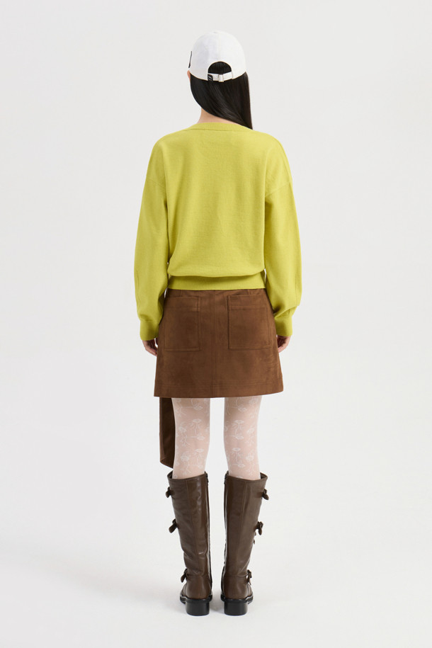 암보 리본 니트 풀오버 (라임)는 오버핏으로 제작되어 편안하면서도 유니크한 스타일을 연출합니다. 가을, 겨울 시즌에 어울리는 두꺼운 두께감과 부드러운 촉감의 울, 면 혼방 소재로 따뜻함을 선사합니다. 라운드넥 디자인에 볼륨감 있는 조직과 니팅 리본 디테일이 더해져 로맨틱하면서도 캐주얼한 무드를 자아냅니다. 데이트룩, 카페룩은 물론 겨울 데일리룩까지, 다양한 스타일을 소화하며 아우터 이너로도 활용 가능합니다. 플레어 스커트와 세트 구성으로 더욱 사랑스러운 룩을 완성할 수 있습니다.
