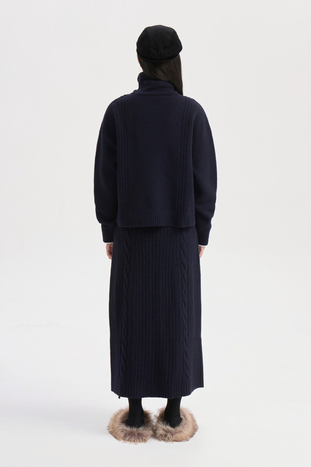 다크 네이비 색상의 리본 니트 풀오버는 여성스러운 무드를 연출하는 상의입니다. 메리노 울 100% 소재로 제작되어 부드러운 촉감과 뛰어난 보온성을 자랑하며, 넉넉한 루즈핏으로 편안하게 착용 가능합니다. 후드 디자인과 캥거루 포켓, 소매의 긴 기장이 캐주얼한 스타일을 더하고, 리본 디테일이 사랑스러운 포인트를 더합니다. 스트링 조절이 가능하여 핏을 조절할 수 있으며, 가을, 겨울철 일상룩, 집콕룩, 산책룩, 여행룩에 활용하기 좋습니다. 베이직하면서도 미니멀, 클래식한 스타일을 즐기는 분들께 추천합니다.
