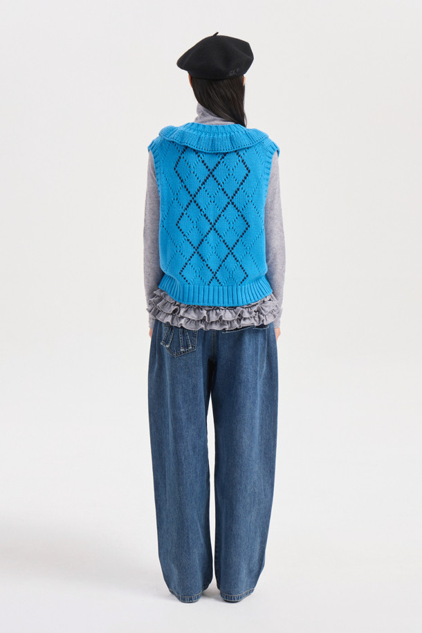 아르갈 프릴 니트 베스트 (블루)는 여성스러운 무드를 더해줄 캐주얼 스타일의 베스트입니다. 울 소재로 제작되어 가을, 겨울 시즌에 따뜻하게 착용할 수 있으며, 레귤러 핏과 스탠다드 기장으로 편안한 착용감을 선사합니다. 아가일 패턴과 프릴 디테일, 아일렛 조직이 더해져 디자인의 포인트를 더했으며, 라운드넥과 민소매 디자인으로 다양한 이너와 레이어드하여 데이트룩, 모임룩, 또는 미니멀한 스타일 연출에도 활용하기 좋습니다. 블루, 옐로우, 네이비 세 가지 컬러로 출시되어 취향에 맞는 색상을 선택할 수 있습니다. 부드러운 촉감으로 기분 좋은 착용감을 느끼실 수 있습니다.
