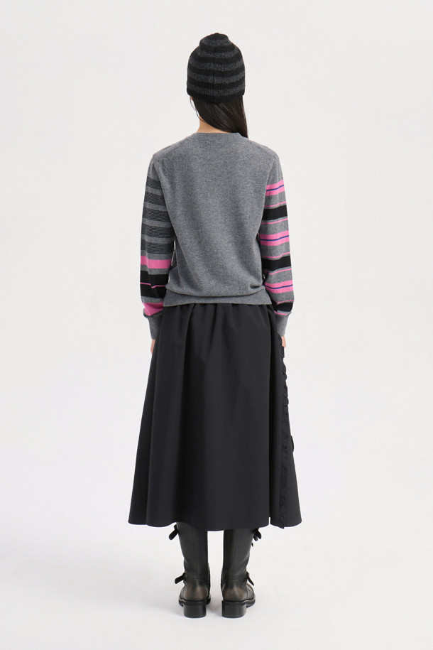 멜란지 그레이 컬러의 Stripe Sleeve 슬림핏 니트 풀오버입니다. 울과 캐시미어 혼방 소재로 제작되어 부드러운 촉감을 선사하며, 가을과 겨울에 따뜻하게 착용할 수 있습니다. 슬림핏 라운드넥 디자인에 소매 스트라이프 패턴과 클래식 케이블 조직이 돋보이며, LUCKY 로고 자카드 디테일로 포인트를 더했습니다. 출근룩과 모임룩은 물론, 클래식, 캐주얼, 미니멀한 스타일 모두 소화 가능한 활용도 높은 아이템입니다.
