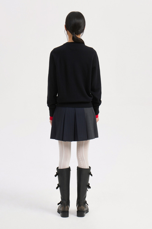 럭키 포인트 프릴 니트 풀오버 (블랙)는 여성들을 위한 캐주얼 스타일의 니트/스웨터입니다. 가을, 겨울 시즌에 어울리는 두꺼운 두께감의 긴소매 제품으로, 부드러운 촉감과 루즈핏이 편안한 착용감을 선사합니다. 라운드넥 디자인에 래글런 소매, 프릴 디테일, 자수 장식이 더해져 사랑스러운 분위기를 연출하며, 하트, 케이블, 플라워 패턴이 돋보입니다. 데이트룩, 모임룩으로 활용 가능하며, 이너로도 다양하게 코디할 수 있어 활용도가 높습니다. 캐주얼, 클래식, 미니멀 스타일을 즐겨 입는 분들께 추천합니다.
