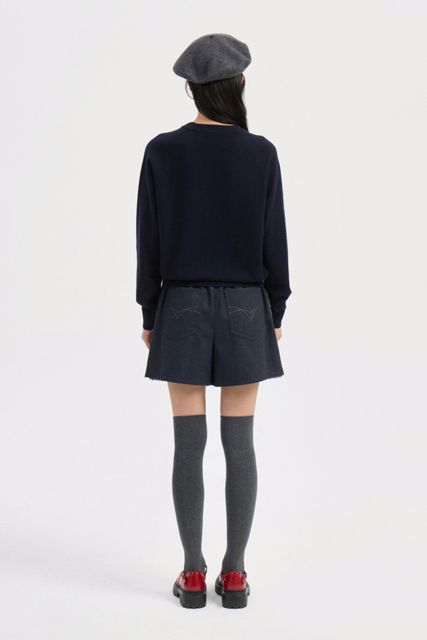 **Lulu Point 프릴 니트 풀오버 (다크 네이비)**

캐주얼, 클래식, 미니멀 스타일을 모두 아우르는 여성용 니트 풀오버입니다. 부드러운 울, 캐시미어, 나일론 혼방 소재로 제작되어 가을과 겨울에 따뜻하게 착용할 수 있습니다. 럭키 루루 캐릭터 자카드 패턴과 프릴 디테일이 사랑스러운 포인트를 더합니다. 래글런 소매의 루즈핏 라운드넥 디자인으로 편안한 착용감을 선사하며, 모임룩으로도 활용하기 좋습니다. 다크 네이비 컬러로 어떤 하의와도 쉽게 매치할 수 있습니다.
