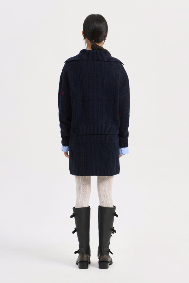 케이블 자수 카라 니트 풀오버 (다크 네이비)는 울, 캐시미어, 나일론 혼방 소재로 제작되어 부드러운 촉감과 뛰어난 보온성을 자랑하는 여성 니트입니다. 클래식한 무드와 루즈핏 디자인으로 편안하면서도 세련된 스타일을 연출하며, 가을, 겨울 시즌에 활용하기 좋습니다. 빅사이즈 카라와 플라워 모티브 자수 장식이 돋보이며, 노치넥 디자인으로 여성스러운 분위기를 더합니다. 데이트룩, 모임룩, 출근룩 등 다양한 TPO에 활용 가능한 아이템으로, 스커트와 함께 세련된 룩을 완성할 수 있습니다.
