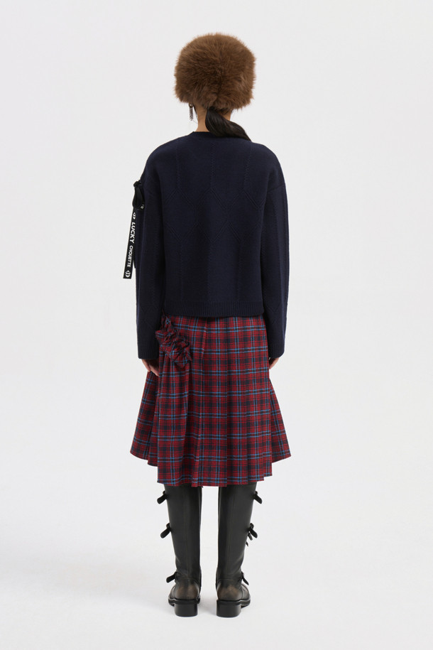 럭키 테이프 니트 풀오버 (다크 네이비)는 가을과 겨울, 페미닌하면서도 캐주얼한 무드를 연출하는 여성용 니트입니다. 울과 나일론 혼방 소재로 제작되어 포근한 촉감을 선사하며, 두꺼운 두께감으로 따뜻하게 착용할 수 있습니다. 크롭 기장의 루즈핏이며, 라운드넥 디자인에 아가일 & 로고 패턴이 적용되었습니다. 왼쪽 어깨 럭키 로고 테이프 디테일과 스카시 조직, 럭키 레터링이 포인트로, 모임룩, 캐주얼, 클래식, 미니멀 스타일 모두 소화 가능합니다. 긴 소매 기장으로 간절기부터 겨울까지 폭넓게 활용할 수 있습니다.
