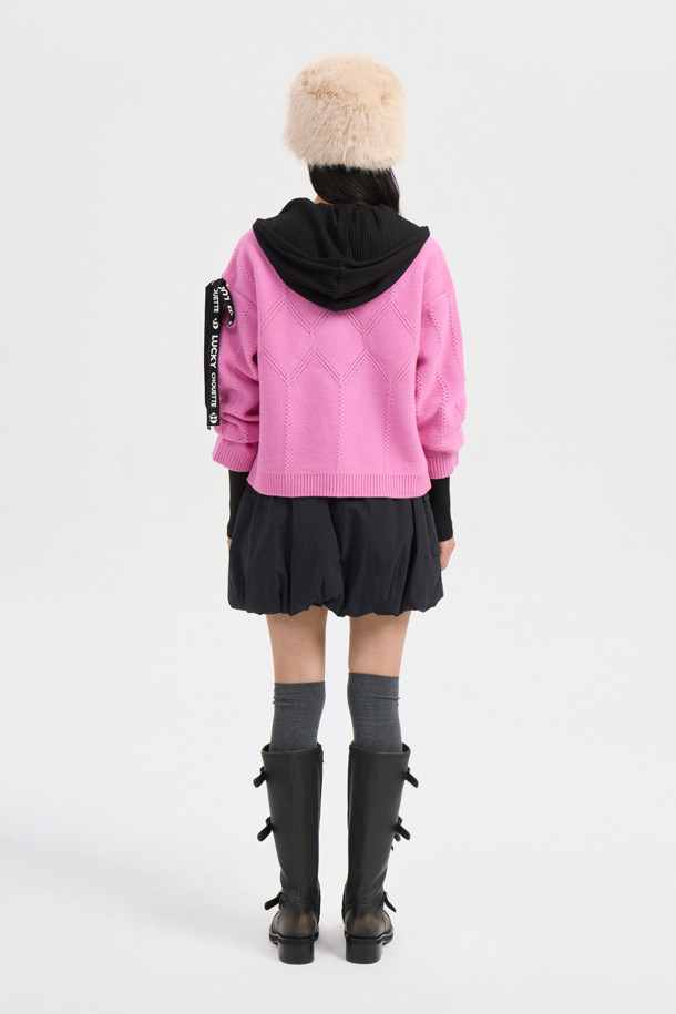 사랑스러운 핑크 컬러의 럭키 테이프 니트 풀오버입니다. 부드러운 울과 나일론 혼방 소재로 제작되어 가을, 겨울 시즌 따뜻하게 착용할 수 있습니다. 페미닌한 무드의 루즈핏 크롭 기장으로, 아가일 패턴과 언발란스 로고 테이프, 스카시 조직 디테일이 돋보입니다. 라운드넥과 긴 소매 디자인으로 클래식하면서도 미니멀한 스타일을 연출하며, 데이트룩이나 모임룩에 활용하기 좋습니다. 보온 기능을 갖춰 추운 날씨에도 포근함을 선사합니다.
