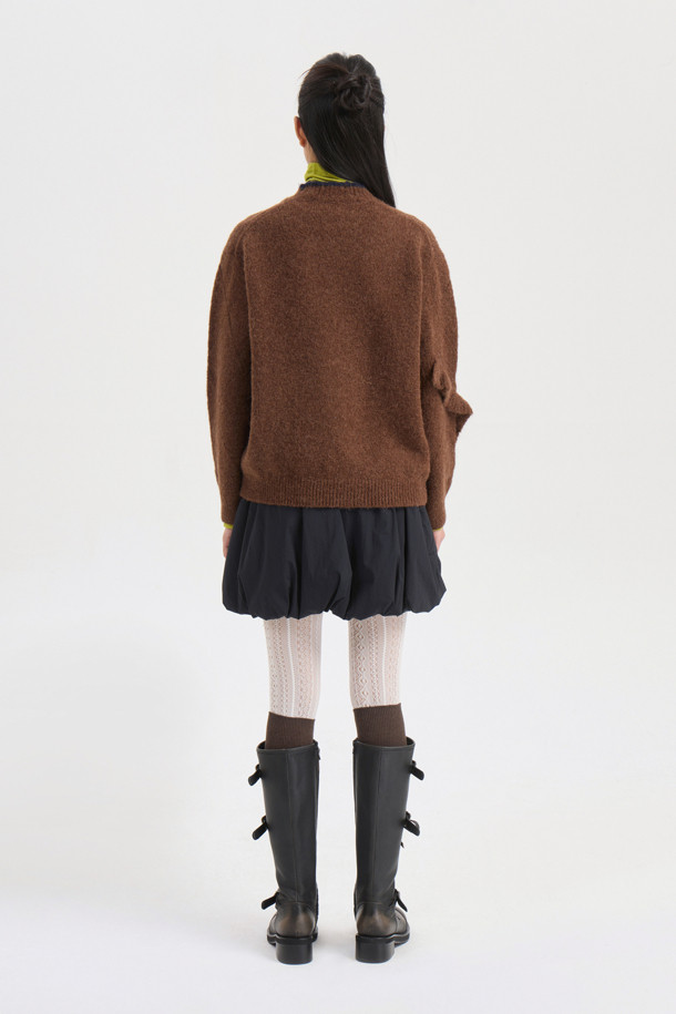 **아가일 니트 풀오버 (브라운)**는 알파카 혼방 소재로 제작되어 포근한 촉감을 선사하는 여성용 니트입니다. 가을과 겨울에 어울리는 얇은 두께의 긴 소매 라운드넥 니트로, 클래식하면서도 유니크한 아가일 패턴이 특징입니다. 스카시 조직감과 러플 디테일이 돋보이며, 다양한 스타일 연출을 위해 레이어드하여 착용할 수 있습니다. 데이트룩, 모임룩, 미니멀, 캐주얼 스타일 모두 소화 가능한 활용도 높은 아이템입니다. 루즈핏으로 편안하게 착용할 수 있습니다.
