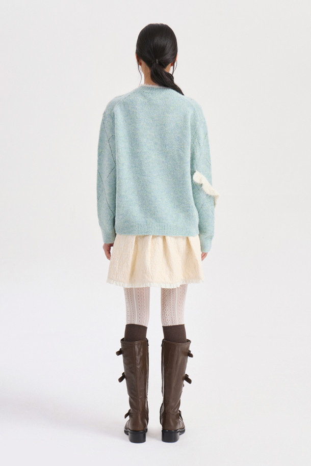 민트 색상의 아가일 니트 풀오버는 여성스러움을 더하는 러플 디테일과 스카시 조직감으로 포인트를 주었습니다. 알파카 혼방 소재로 제작되어 포근한 촉감을 선사하며, 얇은 두께감으로 간절기부터 겨울까지 레이어드하여 활용하기 좋습니다. 라운드넥과 루즈핏 디자인은 클래식하면서도 캐주얼한 무드를 연출하며, 모임룩, 데이트룩 등 다양한 스타일링에 적합합니다. 긴소매 기장과 레귤러 기장으로 편안하게 착용 가능하며, 미니멀한 스타일을 즐기는 분들께 추천합니다.
