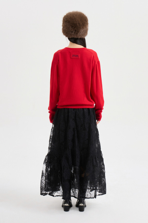 [Atelier] 플라워 모티브 브이넥 니트 풀오버 (레드)는 울, 캐시미어, 나일론 혼방 소재로 제작되어 부드러운 촉감과 따뜻함을 선사합니다. 가을, 겨울 시즌을 위한 두꺼운 두께감과 긴 소매 기장으로 포근함을 더하며, 레귤러핏과 브이넥 디자인이 여성스러운 실루엣을 연출합니다. 클래식하면서도 유니크한 플라워 패턴과 코르사쥬 장식이 돋보이며, 웨어러블한 디자인에 벨벳틴 원사를 사용하여 고급스러움을 더했습니다. 데이트룩, 모임룩, 겨울 데일리룩 등 다양한 TPO에 맞춰 클래식, 로맨틱, 미니멀 스타일을 연출해보세요.
