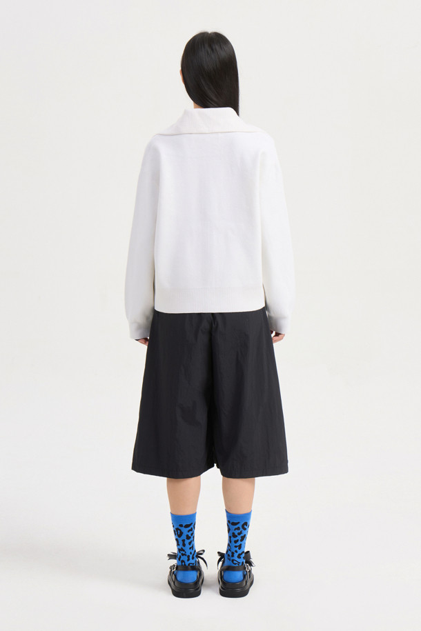 빅 카라 니트 가디건(아이보리)은 부드러운 울 소재로 제작되어 가을, 겨울 시즌에 따뜻하게 착용하기 좋습니다. 캐주얼한 무드의 루즈핏으로 편안한 착용감을 선사하며, 빅 카라 디자인이 포인트를 더합니다. 금속 지퍼와 아웃 포켓 디테일, 로고 배색, 스트라이프 니팅 테잎, 그리고 볼륨감 있는 카라가 특징입니다. 데일리룩, 카페룩, 모임룩 등 다양한 TPO에 활용하기 좋으며, 캐주얼, 클래식, 미니멀 스타일을 연출할 수 있습니다. 긴 소매 기장에 두꺼운 두께감으로 포근함을 더한 아이보리 컬러의 니트 가디건입니다.
