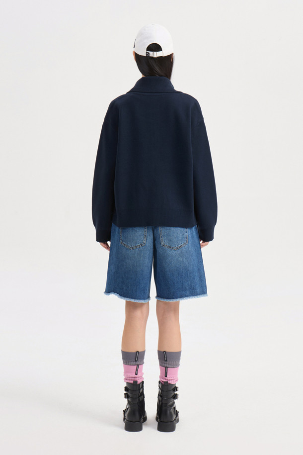 빅 카라 니트 가디건 (다크 네이비)은 캐주얼하고 클래식한 무드를 연출하는 여성용 가디건입니다. 가을, 겨울에 적합하며, 두꺼운 울 소재로 제작되어 따뜻하게 착용할 수 있습니다. 넉넉한 루즈핏에 지퍼형 여밈 방식이 적용되었으며, 빅 카라 디자인과 아웃포켓 디테일이 포인트를 더합니다. 또한, 로고 배색과 스트라이프 니팅 테잎 디테일로 디자인의 완성도를 높였습니다. 데일리룩, 카페룩, 동네 마실룩 등 편안한 상황에 잘 어울립니다.
