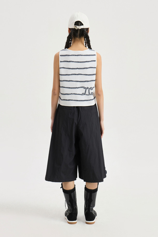 **Stripe 니트 베스트 (아이보리)**

부드러운 촉감의 니트 소재로 제작된 여성용 베스트입니다. 아이보리 컬러에 V넥 디자인으로, 봄, 가을 시즌에 캐주얼하게 착용하기 좋습니다. 루프 아트웍 자카드 패턴과 금속 단추 디테일이 돋보이며, 스탠다드핏 또는 루즈핏으로 연출할 수 있습니다. 레이어링하여 다양한 스타일을 연출하거나 단독으로 착용하여 데이트룩, 카페룩에 포인트를 더해보세요. 미니멀, 클래식 스타일을 선호하는 분들께 추천합니다.
