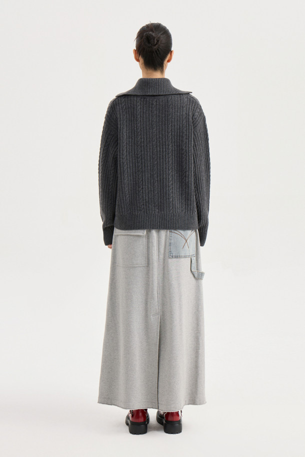 멜란지 그레이 컬러의 Entry 케이블 니트 가디건입니다. 부드러운 울 소재로 제작되어 가을, 겨울에 따뜻하게 착용할 수 있습니다. 클래식하고 캐주얼한 스타일을 모두 소화하며, 루즈핏과 브이넥 디자인으로 편안함을 더했습니다. 토글 단추 디테일과 럭키 로고, 스트라이프 느낌의 케이블 & 립 패턴 조직감이 특징입니다. 데이트룩, 카페룩, 겨울 데일리룩 등 다양한 TPO에 활용 가능하며, 스타일리시한 미니멀룩을 연출할 수 있습니다.
