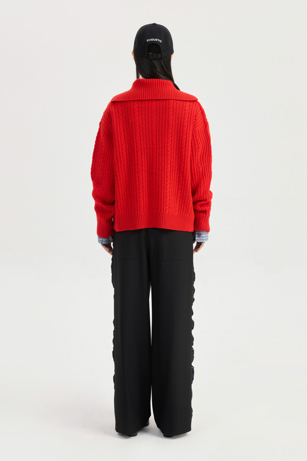 엔트리 케이블 니트 가디건 (레드)은 가을과 겨울 시즌, 클래식하고 캐주얼한 스타일을 연출하고 싶은 여성분들을 위한 아이템입니다. 부드러운 울 소재로 제작되어 포근한 착용감을 선사하며, 얇은 두께감으로 간절기에도 부담 없이 즐길 수 있습니다. 크롭 기장에 루즈핏으로 편안함을 더하고, 라운드넥과 립 조직 디테일, 로고 토글 단추, 스트라이프 느낌의 케이블 조직, 앞 중심 볼드한 케이블 조직이 특징입니다. 데일리룩, 카페룩, 모임룩 등 다양한 TPO에 매치하여 클래식, 캐주얼, 미니멀 스타일을 완성해보세요.
