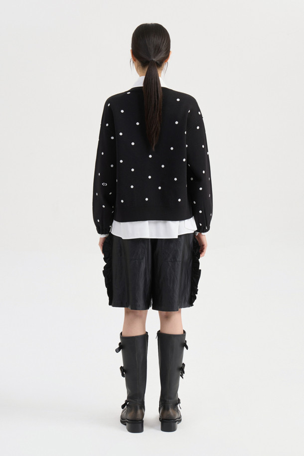 [Re-Order] 도트 짚업 니트 카디건 (블랙)은 부드러운 니트 소재의 여성용 카디건입니다. 릴랙스 핏과 라운드넥 디자인으로 편안한 착용감을 선사하며, 캐주얼 및 베이직 스타일을 연출하기 좋습니다. 도트 패턴과 드롭 숄더, 소매 이밴드, 포켓, 리본 디테일이 돋보이며, 집업 방식으로 간편하게 착용할 수 있습니다. 일상, 동네 마실룩, 집콕룩 등 다양한 TPO에 활용 가능하며, 미니멀하고 클래식한 스타일을 선호하는 분들께 추천합니다. 자카드 조직으로 제작되어 더욱 고급스러운 느낌을 줍니다.
