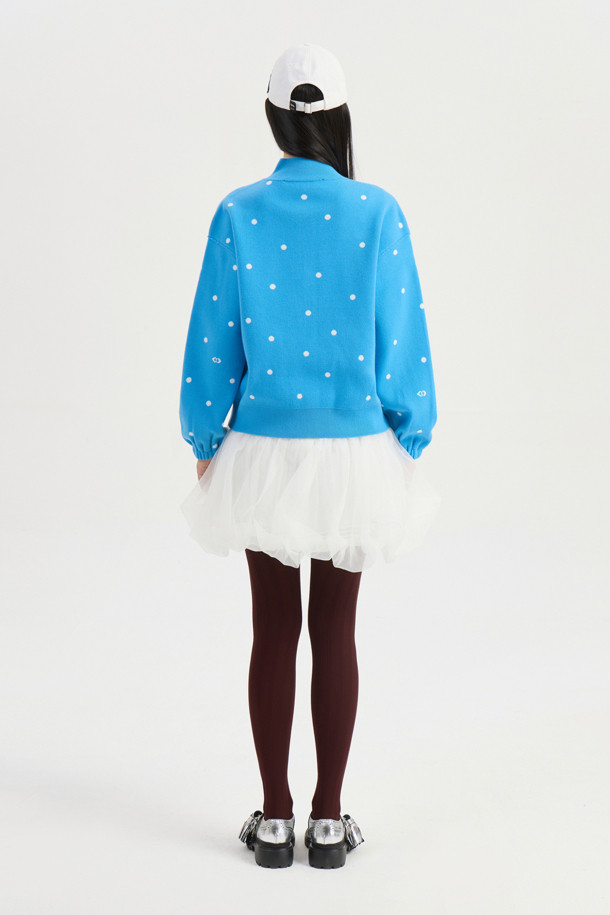 도트 집업 니트 가디건 (블루)은 캐주얼, 미니멀, 로맨틱 스타일을 즐기는 여성들을 위한 아이템입니다. 봄, 가을에 어울리는 이 니트 가디건은 부드러운 촉감의 니트 소재로 제작되었으며, 루즈핏으로 편안한 착용감을 선사합니다. 도트 패턴과 드롭 숄더, 소매 이밴드, 포켓 리본 디테일이 디자인의 특징이며, 데이트룩과 봄 소풍룩에 매치하기 좋습니다. 중간 두께의 집업 스타일로 간절기 날씨에 유용하며, 일상복으로 활용하기 좋습니다.
