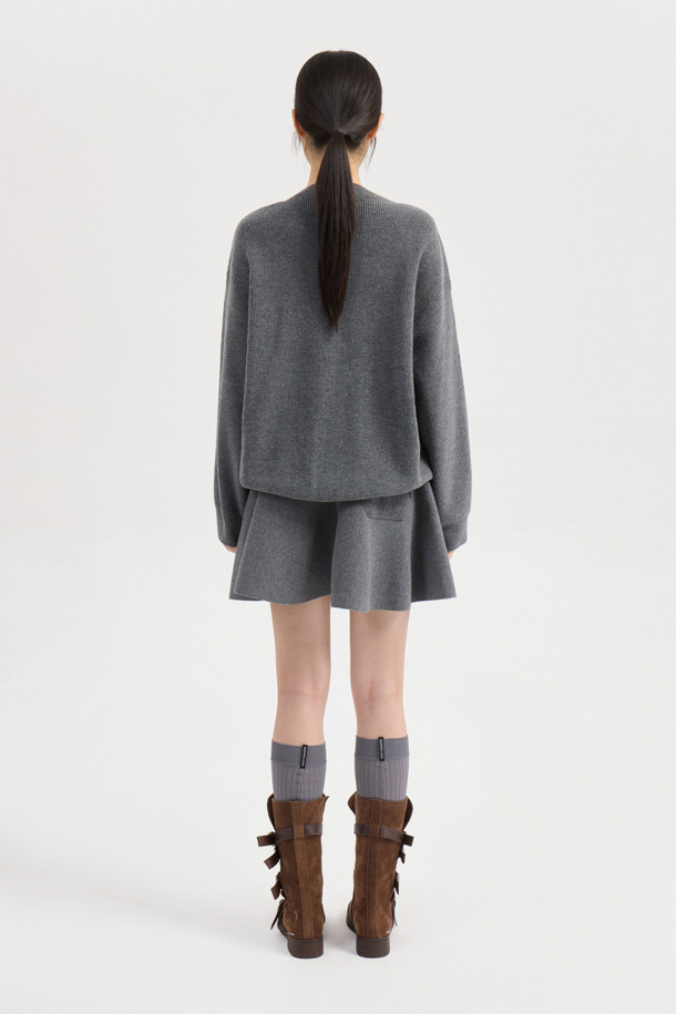 [Re-Order] Ambo 리본 니트 가디건 (멜란지 그레이)는 가을과 겨울에 즐겨 입기 좋은 여성용 니트 가디건입니다. 멜란지 그레이 컬러에 울과 코튼 혼방 소재로 제작되어 부드러운 촉감을 선사하며, 루즈핏으로 편안하게 착용할 수 있습니다. 클래식과 캐주얼 무드를 넘나드는 디자인으로, 입체적인 니팅 리본 디테일과 금속 단추, 주머니 디테일이 특징입니다. 데이트룩, 카페룩, 겨울 데일리룩 등 다양한 TPO에 활용 가능하며, 타이트한 이너와 데님 하의와 함께 스타일리시하게 연출하거나 오버핏 아우터 안에 레이어드하여 따뜻하게 입을 수 있습니다.
