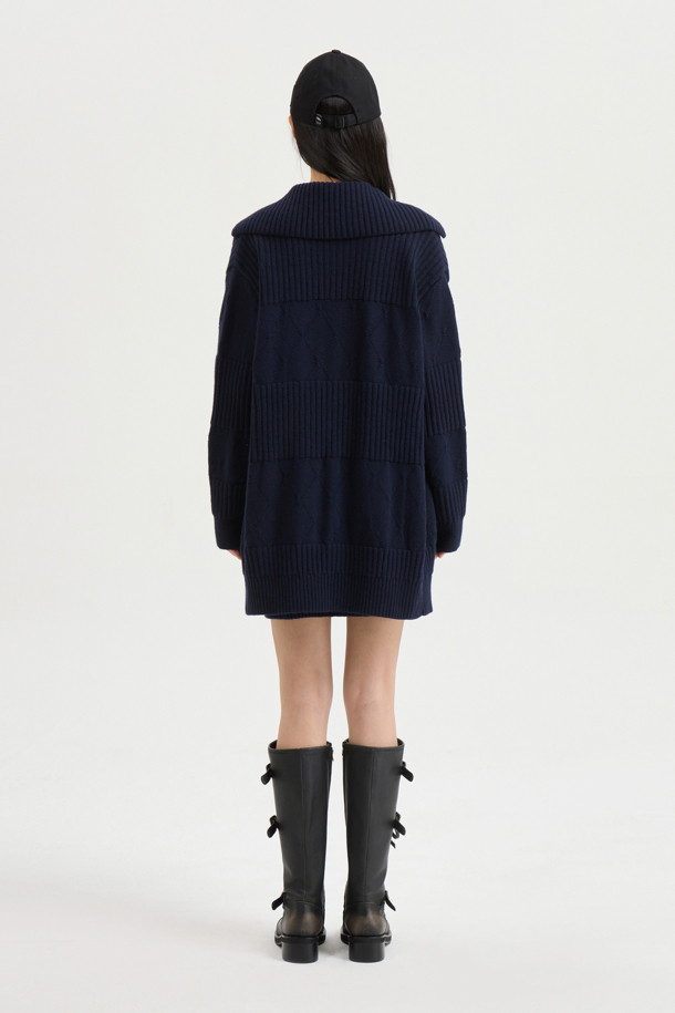 라운드 넥 하프 니트 가디건 (다크 네이비)은 울, 나일론, 캐시미어 혼방 소재로 제작되어 부드러운 촉감과 따뜻함을 선사합니다. 라운드 넥 디자인과 긴 소매 기장, 루즈핏으로 편안한 착용감을 제공하며, 가을, 겨울 시즌 데일리룩, 카페룩, 모임룩에 모두 잘 어울립니다. 클래식, 캐주얼, 미니멀 스타일을 연출하기 좋으며, 하프 기장으로 다양한 하의와 매치하기 용이합니다. 코듀로이 단추 디테일과 빅 아웃포켓이 특징이며, 원피스 위에 레이어드하여 스타일리시하게 연출할 수도 있습니다.
