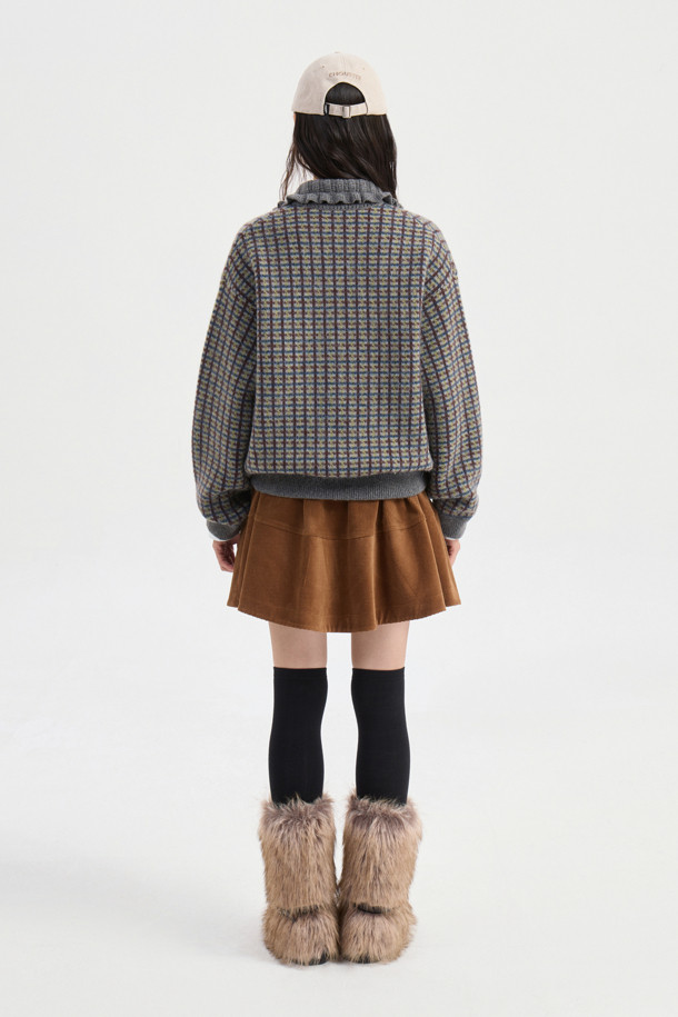 컬러드 카라 체크 니트 가디건 (멀티 컬러)은 울과 앙고라 소재 혼방으로 제작되어 부드러운 촉감과 뛰어난 보온성을 자랑합니다. 가을과 겨울 시즌, 일상에서 페미닌하고 캐주얼한 스타일을 연출하기 좋습니다. 칼라 디테일과 프릴, 금속 단추, 앞 포켓, 블루종 스타일이 돋보이며 루즈핏으로 편안하게 착용 가능합니다. 체크 패턴과 긴 소매 기장으로 세련된 분위기를 더하며, 데이트룩, 모임룩, 출근룩 등 다양한 TPO에 활용할 수 있습니다. 캐주얼, 클래식, 로맨틱 무드를 모두 아우르는 스타일을 완성해 보세요.
