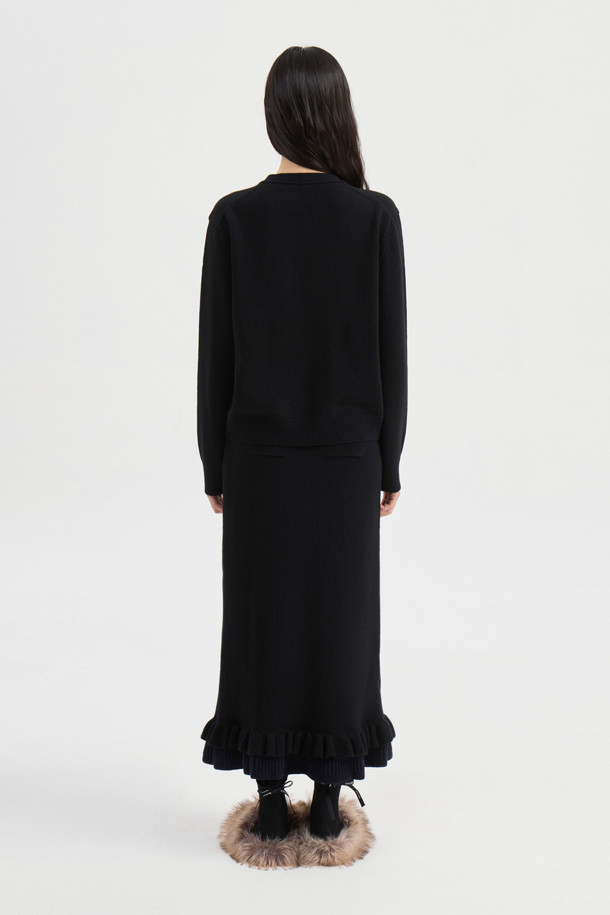 **프릴 브이넥 니트 가디건 (블랙)**

부드러운 촉감의 울, 캐시미어, 나일론 혼방 소재로 제작된 블랙 컬러의 여성용 가을/겨울 니트 가디건입니다. 브이넥 디자인에 앞단 배색 러플 디테일이 더해져 여성스러운 포인트를 더했으며, 넉넉한 루즈핏과 긴 소매 기장으로 편안한 착용감을 선사합니다. 버튼 여밈 방식으로 간편하게 착용할 수 있으며, 데이트룩, 모임룩, 출근룩 등 다양한 TPO에 활용 가능한 베이직 스타일의 아이템입니다. 클래식, 미니멀, 시크한 스타일을 연출하기 좋으며, 스커트와 세트로 착용하여 더욱 세련된 룩을 완성할 수 있습니다.
