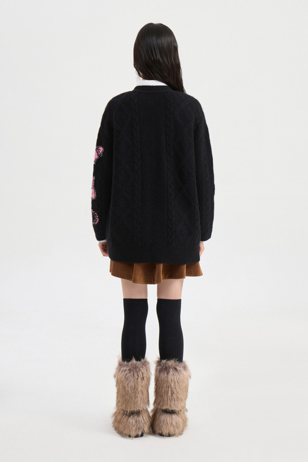 컬러 자카드 니트 가디건 (블랙)은 부드러운 울과 모헤어 혼방 소재로 제작되어 폭신한 촉감을 선사합니다. 힙 기장의 박시핏 디자인에 브이넥 라인으로 편안하면서도 세련된 스타일을 연출합니다. 긴 소매와 버튼 여밈, 포켓 디테일이 돋보이며, 배색 컬러감이 은은한 포인트를 더합니다. 가을, 겨울 시즌에 캐주얼, 클래식, 미니멀 스타일을 즐겨 입는 여성분들에게 모임룩, 출근룩으로 추천합니다. 가볍게 걸쳐 입기 좋아 간절기부터 겨울까지 폭넓게 활용 가능합니다.
