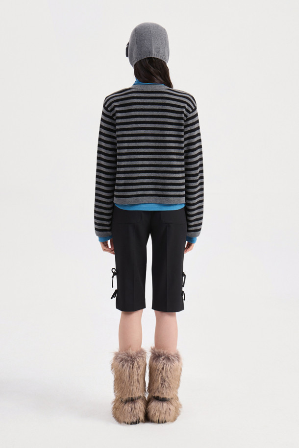 [Re-Order] 스트라이프 리본 니트 가디건은 부드러운 니트 소재로 제작되어 봄, 가을에 착용하기 좋은 여성용 가디건입니다. 라운드넥 디자인에 긴 소매 기장으로, 세미 스탠다드핏으로 편안하게 착용할 수 있습니다. 얇은 두께감과 부드러운 촉감이 특징이며, 히든 스냅 여밈과 리본 디테일이 여성스러운 분위기를 더합니다. 베이직하고 캐주얼한 스타일로, 데이트룩이나 봄 소풍룩에 활용하기 좋으며, 다양한 하의와 코디하여 미니멀, 클래식 스타일을 연출할 수 있습니다.
