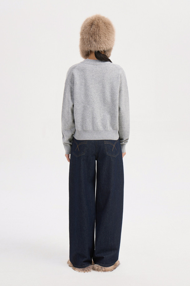 멜란지 그레이 컬러의 자수 디테일 브이넥 니트 가디건입니다. 울과 나일론 혼방 소재로 제작되어 포근하면서도 가벼운 착용감을 선사합니다. 세미 루즈핏에 크롭 기장으로, 캐주얼하고 베이직한 스타일을 연출하며, 플라워 모티브 단추와 조직감 디테일이 돋보입니다. 긴소매 디자인으로 가을, 겨울철 데이트룩이나 모임룩에 활용하기 좋으며, 레이어드 스타일링으로 다양한 분위기를 연출할 수 있습니다.
