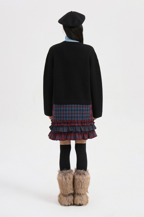 체크 리본 라운드 넥 니트 가디건 (블랙)은 가을, 겨울 시즌에 어울리는 여성 의류입니다. 부드러운 울 소재에 두꺼운 두께감으로 따뜻함을 제공하며, 라운드 넥과 긴 소매, 루즈핏으로 편안한 착용감을 선사합니다. 케이블 조직감과 체크 패턴이 클래식하고 캐주얼한 무드를 더하며, 체크 리본 장식이 여성스러운 포인트를 더합니다. 데이트룩, 모임룩, 출근룩 등 다양한 TPO에 활용 가능한 매력적인 아이템입니다.
