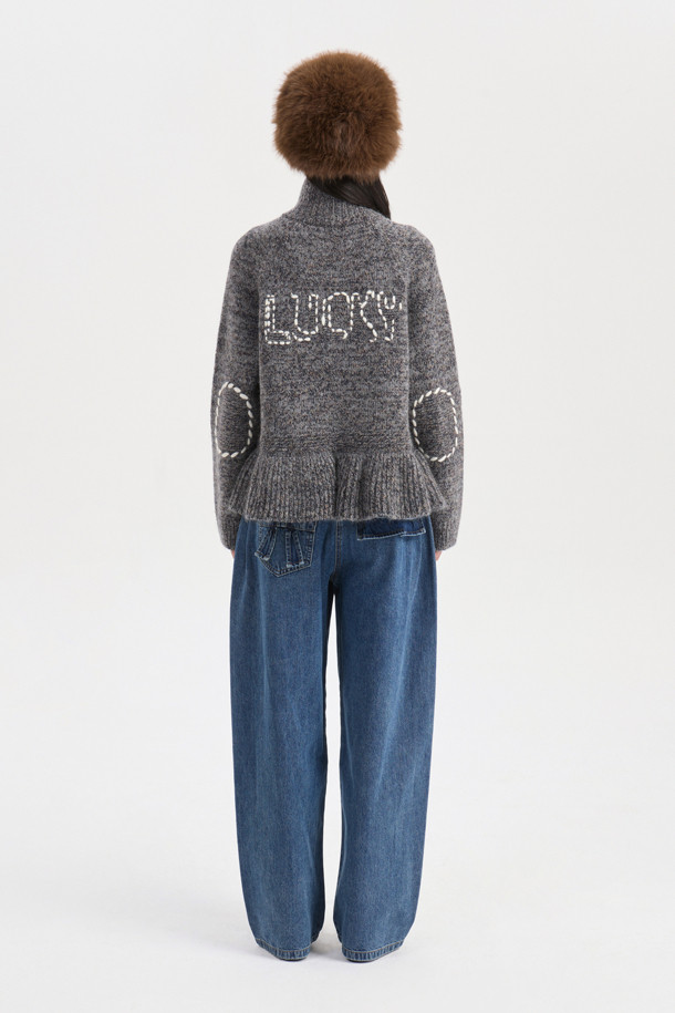 세련된 자수 디테일이 돋보이는 "자수 포인트 집업 니트 가디건 (그레이)"입니다. 부드러운 니트 소재와 두꺼운 두께감으로 따뜻하고 포근한 착용감을 선사하며, 래글런 소매와 페플럼 디자인으로 여성스러운 실루엣을 연출합니다. 하이넥 디자인과 금속 지퍼, 밑단 러플, 로고 자수, 핸드메이드 자수 등 섬세한 디테일들이 유니크한 스타일을 완성합니다. 캐주얼, 클래식, 미니멀 스타일 모두 소화 가능하며 모임룩으로도 활용하기 좋습니다. 쌀쌀한 가을, 겨울 시즌에 폭넓게 활용할 수 있는 실용적인 아이템입니다.
