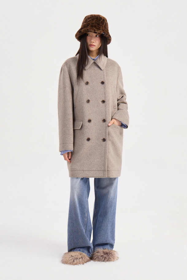 럭키슈에뜨의 Chouetties (슈에티스) 하프 더블 코트는 멜란지 베이지 컬러의 여성용 코트입니다. 캐주얼한 스타일로, 가을과 겨울에 착용하기 좋으며, 루즈핏으로 편안함을 더했습니다. 울 소재에 두꺼운 두께감으로 따뜻함을 유지하며, 안감이 있어 착용감을 높였습니다. 더블 버튼 여밈 방식과 4개의 포켓, 긴 소매 디자인이 특징이며, 출근룩, 클래식, 미니멀, 캐주얼 스타일을 연출하기 좋습니다.
