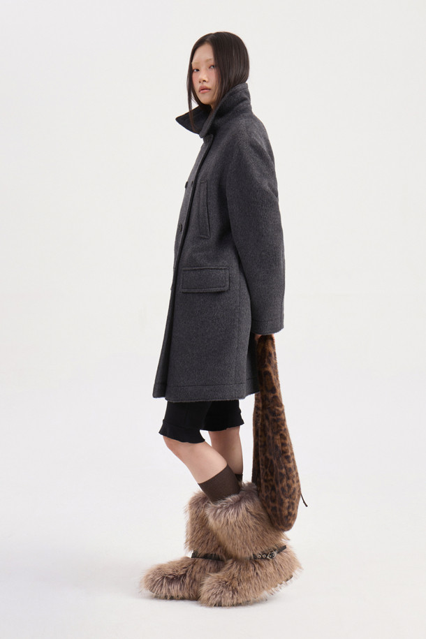 LUCKY CHOUETTE (럭키슈에뜨)의 Chouetties Half Double Coat (슈에티스 하프 더블 코트)는 멜란지 그레이 컬러의 여성용 코트입니다. 캐주얼 및 베이직 스타일로, 가을과 겨울에 착용하기 좋은 두꺼운 울 소재의 하프 기장 더블 코트입니다. 루즈핏으로 편안하게 착용 가능하며, 4개의 포켓과 안감이 있어 실용성을 더했습니다. 출근룩, 모임룩, 데이트룩 등 다양한 TPO에 활용할 수 있으며, 클래식, 미니멀, 캐주얼 스타일을 연출하기 좋습니다. 부드러운 촉감과 긴 소매 기장이 특징입니다.
