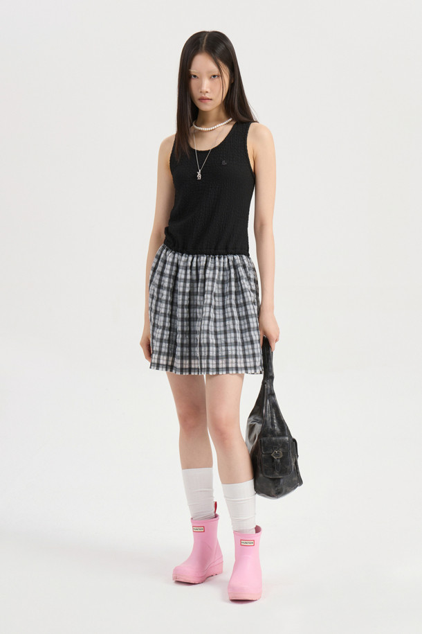 LUCKY CHOUETTE(럭키슈에뜨) Chouetties U넥 슬리브리스 원피스 (블랙)입니다. 깊고 와이드한 U넥 디자인과 솔리드, 체크 소재의 세련된 믹스가 돋보입니다. 허리 스트링 디테일과 Lucky Crescent Moon 모티브 패치 자수가 포인트로 더해졌으며, 단독 또는 레이어드하여 다양한 스타일을 연출할 수 있습니다. 데이트룩, 카페룩, 모임룩에 어울리는 클래식, 미니멀, 걸리시 무드의 슬리브리스 원피스입니다. 봄, 여름 시즌에 시원하고 스타일리시하게 즐겨보세요.
