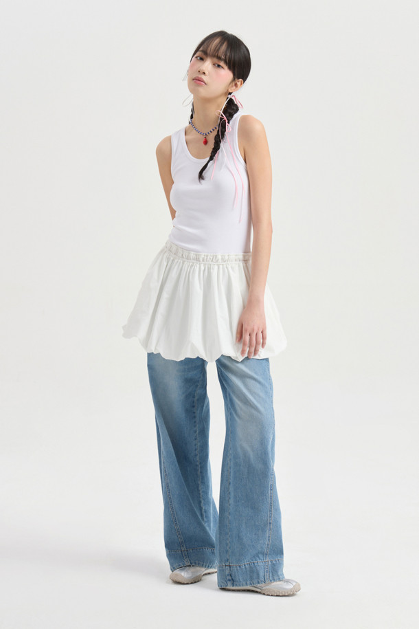 럭키슈에뜨 Chouetties (슈에티스) 헴 볼륨 슬리브리스 원피스 (화이트)는 우아한 스타일을 연출하는 여성 의류입니다. 봄, 여름 시즌에 어울리는 슬리브리스 디자인으로, A라인 치마핏과 허리 밴딩으로 편안하면서도 여성스러운 실루엣을 강조합니다. 풍성한 볼륨감의 스커트 셔링 디테일이 돋보이며, 뒤 라벨 장식이 포인트로 더해졌습니다. 데이트룩, 카페룩, 휴가룩 등 다양한 TPO에 활용 가능하며, 클래식, 미니멀, 로맨틱 스타일을 즐겨 입는 분들께 추천합니다.
