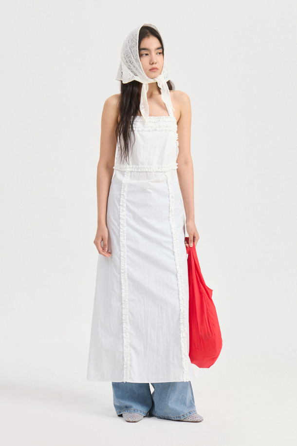 Chouetties by LUCKY CHOUETTE(슈에티 바이 럭키슈에뜨)의 홀터넥 롱 원피스 (화이트)입니다. 여성 의류로, 봄, 여름 시즌에 어울리는 우아하고 베이직한 스타일의 롱 원피스입니다. 홀터넥 디자인과 A라인 치마핏으로 여성스러운 실루엣을 연출하며, 백리스 디자인과 허리 끈, 러플 디테일로 포인트를 더했습니다. 민소매 디자인으로 시원하며, 레이어드하여 다양한 스타일을 연출할 수 있습니다. 데이트룩, 휴가룩, 리조트룩 등 특별한 날에 로맨틱하고 미니멀한 무드를 더해보세요.
