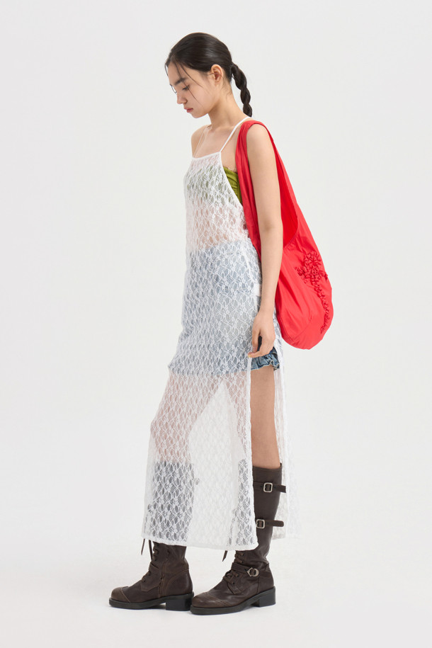 럭키슈에뜨 레이스 레이어링 드레스 (화이트)는 로맨틱하고 미니멀한 스타일을 연출하는 여성용 원피스입니다. 여름 계절에 어울리는 민소매 디자인으로, 얇은 레이스 소재와 슬림핏이 특징입니다. 뒤 X자형 끈 디자인과 신축성 있는 소재로 편안한 착용감을 선사하며, 스윔웨어 또는 이너와 레이어드하여 다양한 스타일을 연출할 수 있습니다. 데이트룩, 휴가룩, 리조트룩으로 활용하기 좋습니다. 스퀘어넥 라인과 레이어드 치마 타입이 드레시한 분위기를 더합니다.
